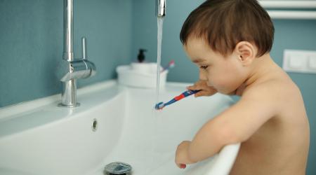 child brushing his teeth